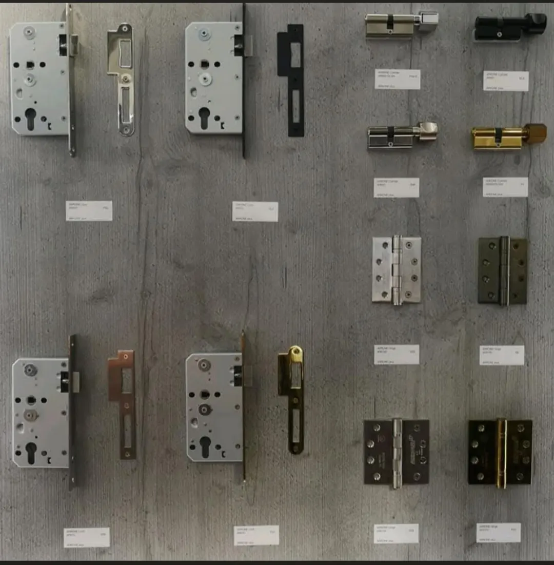 Panel con cilindros de perfil europeo en distintos acabados, cerraduras embutidas y bisagras de seguridad.